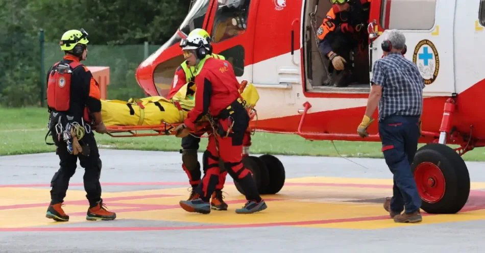 zdjęcie: TOPR: 52 osoby potrzebowały pomocy podczas sierpniowego weekendu; jedna zmarła / Zakopane, 08.08.2026. Ratownicy TOPR przetransportowali śmigłowcem, do szpitala w Zakopanem rannego turystę, 8 bm. Do wypadku doszło w Tatrach Zachodnich w rejonie Starorobociańskiego Wierchu. Mężczyzna spadł z grani doznając obrażeń. Z powodu niskiego pułapu chmur początkowo ratownicy nie mogli korzystać z pomocy śmigłowca, wieczorem po poprawie pogody turystę przetransportowano do Zakopanego. (mr) PAP/Grzegorz Momot