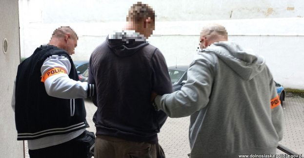 Najpierw uderzył w policjantów, następnie usiłował uciec pieszo