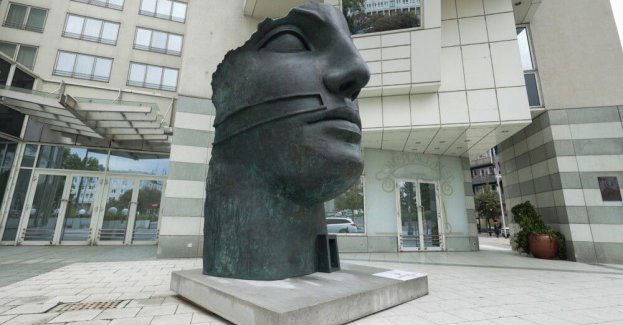 Monumentalna rzeźba Mitoraja stanęła na placu Trzech Krzyży