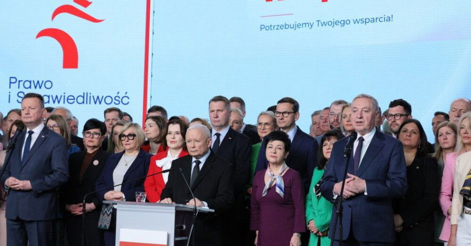 zdjęcie: Jarosław Kaczyński zaapelował do zwolenników o wsparcie finansowe dla PiS / Warszawa, 16.04.2026. Prezes PiS Jarosław Kaczyński (C), szef KP PiS Mariusz Błaszczak (L), skarbnik partii, poseł Henryk Kowalczyk (P) i politycy ugrupowania na konferencji prasowej w siedzibie partii w Warszawie, 16 bm. Spotkanie dot. finansowania partii. (mr) PAP/Rafał Guz