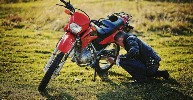 Motocyklista urządził sobie rajd po lesie i wjechał w strażnika