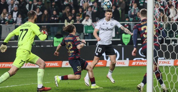 Ekstraklasa piłkarska - zmiana lidera, remis w Warszawie