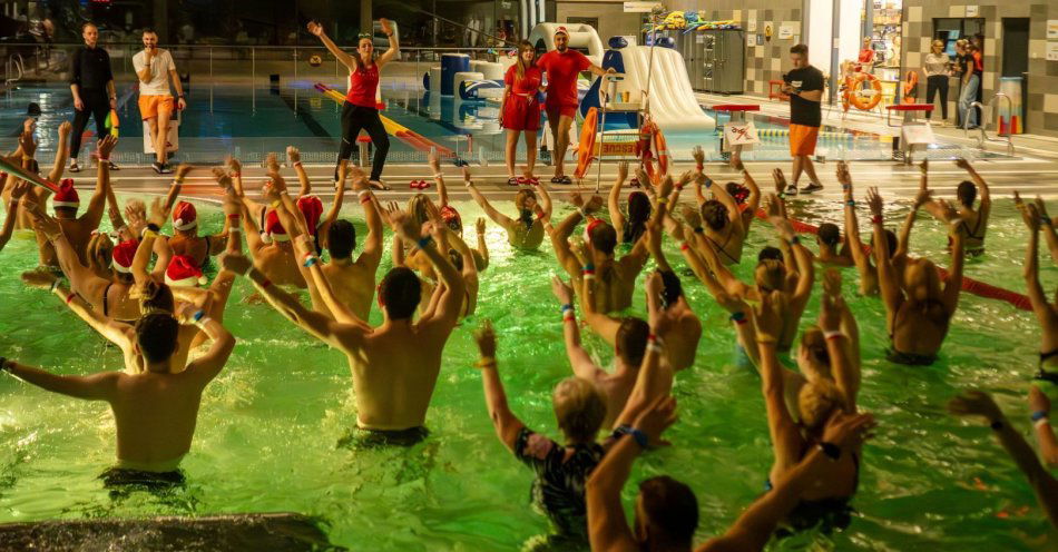 zdjęcie: Co przyciągnęło blisko 100 osób na basen późnym wieczorem? Katowice mają nowy hit / fot. nadesłane