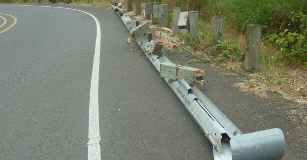 Mazda uderzyła w drzewo i złamała się na pół; zginął 18-letek