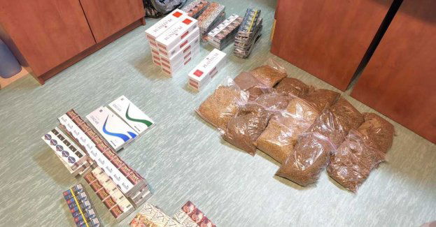 Kryminalni zabezpieczyli około 7 kg wyrobów tytoniowych oraz ponad 11 tysięcy sztuk papierosów rożnych marek bez polskich znaków akcyzy.