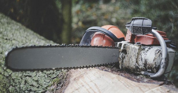 Dzielnicowi pomagali mężczyźnie, który piłą elektryczną uszkodził szyję