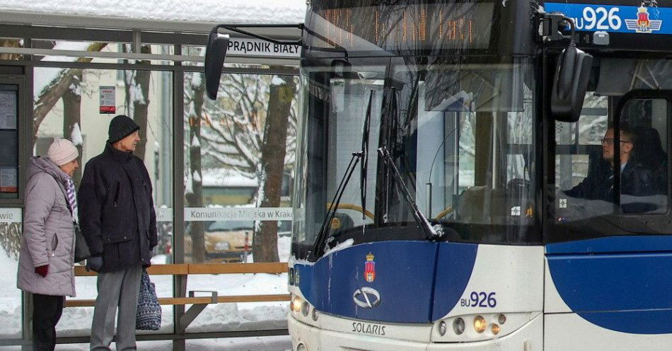 zdjęcie: W Krakowie wzrosną ceny biletów MPK i wydłużą się godziny płatnego parkowania / Kraków, 17.12.2022. Pasażerowie na przystanku w Krakowie, 17 bm. Krakowskie MPK poinformowało o dalszych utrudnieniach w kursowaniu autobusowych linii aglomeracyjnych, spowodowanych opadami śniegu w mieście. (mr) PAP/Łukasz Gągulski ***Zdjęcie do depeszy PAP pt. Kraków/ Z powodu śniegu już tydzień utrudnień w kursowaniu autobusów***