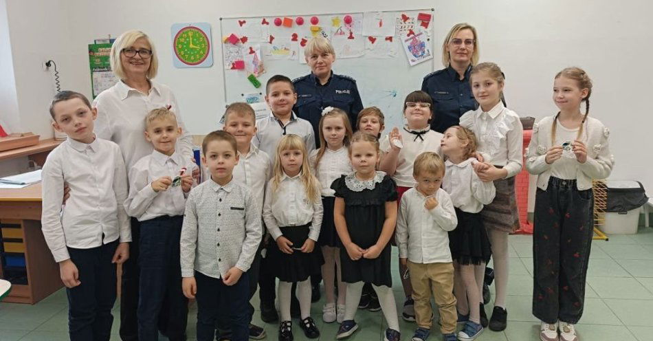 zdjęcie: Dzieciństwo bez przemocy Policjantki odwiedziły szkołę w Okole / fot. KPP Ostrowiec Świętokrzyski policjantki na spotkaniu