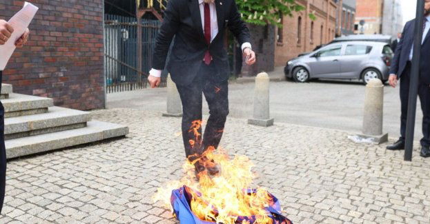 Grzegorz Braun spalił unijną flagę przed kopalnią Wujek
