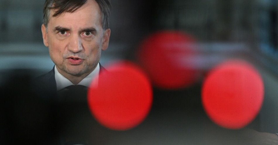 zdjęcie: Sondaż dla „WP”: 79,4 proc. osób uważa, że Ziobro zostanie za granicą i będzie ubiegał się o azyl / Warszawa, 16.09.2025. Poseł PiS Zbigniew Ziobro podczas konferencji prasowej w Sejmie w Warszawie, 16 bm. Polityk odniósł się do decyzji Sądu Okręgowego w Warszawie o jego przymusowym doprowadzeniu na komisję śledczą ds. Pegasusa. (ad) PAP/Radek Pietruszka