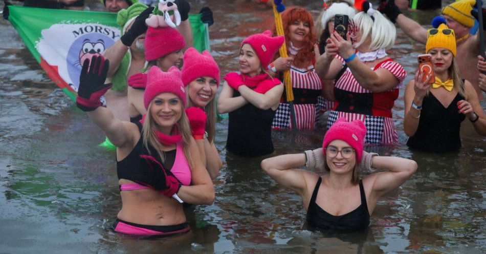 zdjęcie: Suwałki: około 400 morsów weszło do lodowatej wody na polskim biegunie zimna / Suwałki, 11.01.2025. Uczestnicy Ogólnopolskiego Zlotu Morsów na Polskim Biegunie Zimna w Suwałkach, 11 bm. Zlot odbył się w ramach imprezy Stacja Pogodne Suwałki. Do Suwałk przyjechało ok. 400 osób z blisko 50 klubów morsowych z różnych polskich miast. (jm) PAP/Artur Reszko ***Do tego materiału zdjęciowego dostępna jest również depesza w systemie CSI, pt.: Suwałki/ Około 400 morsów weszło do lodowatej wody na polskim biegunie zimna***