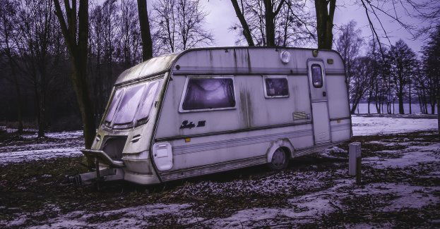 Dzielnicowy ustalił, że poszukiwany ukrywa się w przyczepie