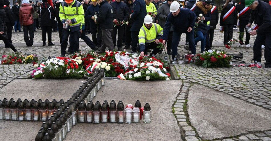 zdjęcie: 55 lat temu rozpoczął się strajk w gdańskiej stoczni / Gdańsk, 16.12.2024. Czynni i emerytowani pracownicy Stoczni Gdańskiej podczas uroczystości złożenia wieńców i zapalenia zniczy przed pomnikiem Poległych Stoczniowców 1970, 16 bm. na placu Solidarności w Gdańsku w 54. rocznicę wydarzeń Grudnia’70. (sko) PAP/Adam Warżawa