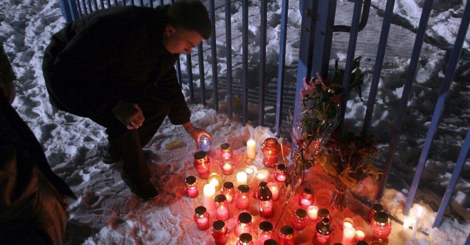 zdjęcie: Poszkodowani i bliscy ofiar 20 lat po katastrofie hali MTK: to zmieniło nasze życie na zawsze / Katowice, 29.01.06.
Mieszkancy Śląska zapalają znicze i kładą kwiaty pod bramą MTK , gdzie 28 bm. doszło do zawalenia jednej z hal. W wyniku katastrofy zginęło 66 osób, ponad 140 zostało rannych. (kp)
PAP/Piotr Polak