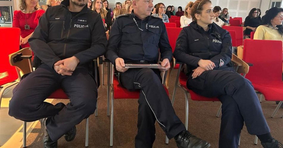 zdjęcie: Policja w Stalowej Woli przeciw przemocy ukrytej w języku / fot. KPP w Stalowej Woli fot. KPP St. Wola