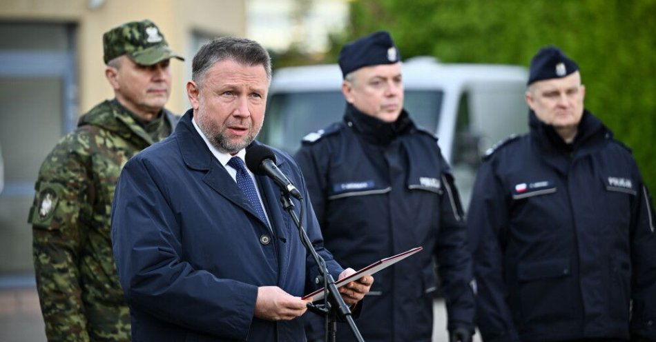 zdjęcie: Kierwiński: prawie 13 mld zł dla służb podległych MSWiA, w tym 11,5 mld na inwestycje / Wołomin, 22.10.2025. Minister spraw wewnętrznych i administracji Marcin Kierwiński podczas konferencji prasowej na terenie siedziby Komendy Powiatowej Policji w Wołominie, 22 bm. Tematem spotkania był Program Modernizacji Służb Mundurowych na lata 2026-2029 z rekordowym budżetem 13 mld zł. (mr) PAP/Przemysław Piątkowski