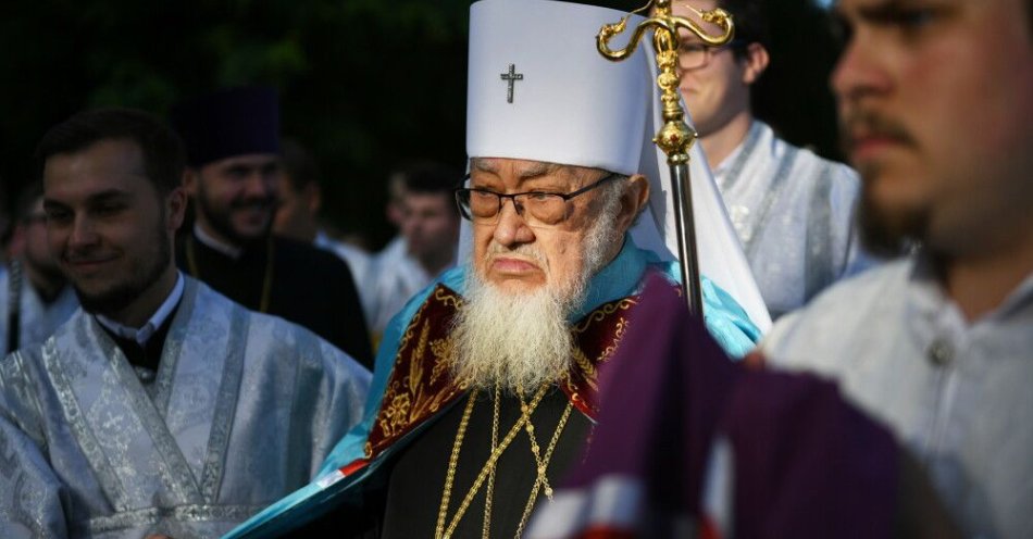 zdjęcie: Metropolita Sawa w orędziu na Boże Narodzenie: bądźmy mocni w wierze, zachowujmy obyczaje / Grabarka, 18.08.2025. Metropolita Warszawski i całej Polski zwierzchnik polskiego kościoła prawosławnego Sawa (C) podczas uroczystej procesji na Św. Górze Grabarce, 18 bm. Uczestnicy pieszych pielgrzymek docierają do prawosławnego sanktuarium na św. Górze Grabarce koło Siemiatycz w przeddzień głównych uroczystości święta Przemienia Pańskiego. Grabarka, nazywana często