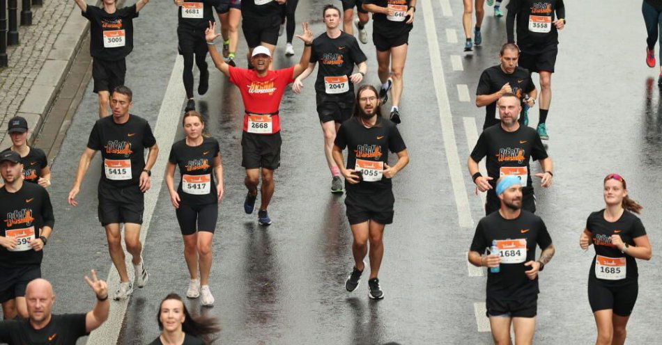 zdjęcie: Warszawa: sobotnie utrudnienia w centrum związane z biegiem i marszem / Warszawa, 30.09.2023. Uczestnicy na trasie biegu