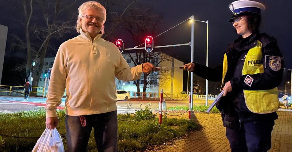 zdjęcie: Seniorzy bezpieczniejsi na ulicach Zielonej Góry dzięki odblaskom / fot. KMP Zielona Góra