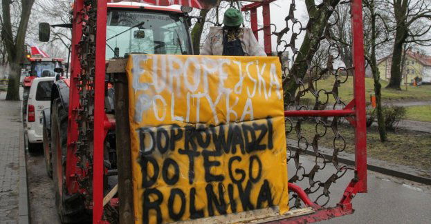 Rolnicy protestują przed halą, w której będzie spotkanie z premierem