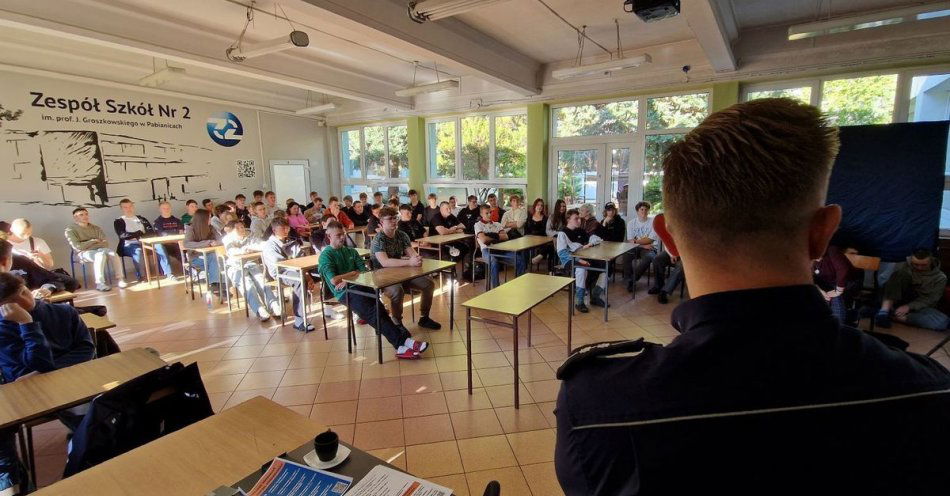 zdjęcie: Uczniowie debatowali o odpowiedzialności nieletnich i uzależnieniach / fot. KPP w Pabianicach