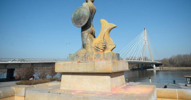 Pomnik warszawskiej Syrenki pomalowany czarną farbą