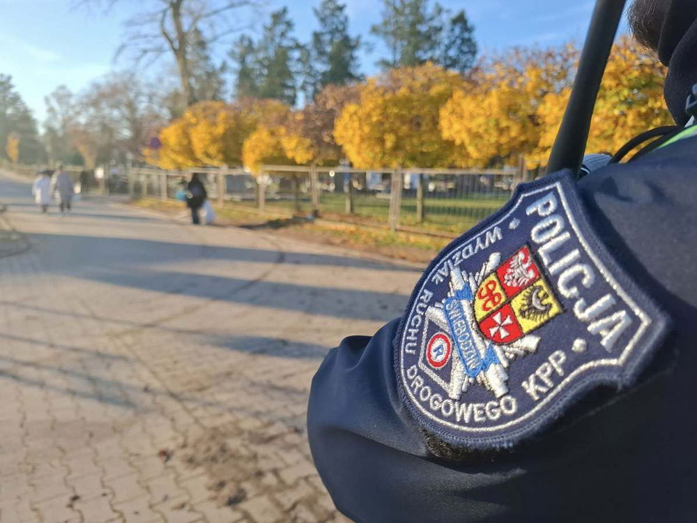 zdjęcie: Dzień Zaduszny policja dba o bezpieczeństwo na nekropoliach / fot. KPP Świebodzin