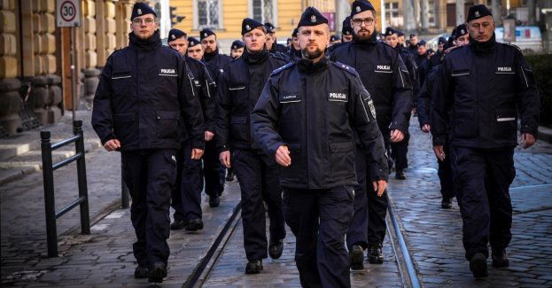 Nowy wałbrzyski policjant ślubował w Sali Rycerskiej wrocławskiego ratusza