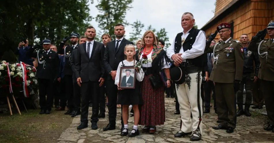 zdjęcie: Bohater spod Monte Cassino Józef Kowalczyk spoczął w Orawce; pośmiertnie awansowany na kapitana WP / Orawka, 21.08.2026. Rodzina zmarłego (front) podczas uroczystości pogrzebowych weterana walk o Monte Cassino ppor. Józefa Kowalczyka na cmentarzu parafialnym w Orawce, 21 bm. Ppor. Józef Kowalczyk, ostatni żyjący w Polsce żołnierz 12. Pułku Ułanów Podolskich II Korpusu Polskiego, zmarł w wieku 102 lat. (sko) PAP/Łukasz Gągulski