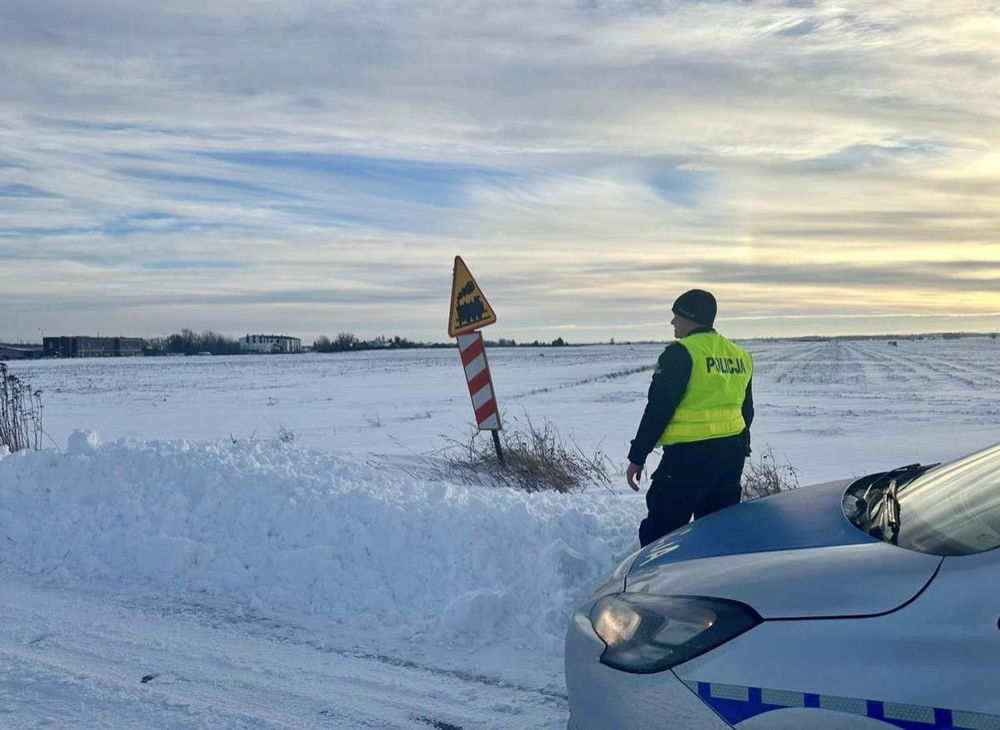 zdjęcie: Kontrole na przejściach kolejowych w Powiecie Puckim / fot. KPP w Pucku