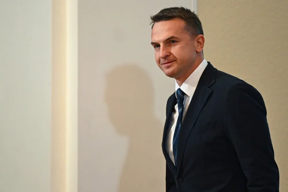 zdjęcie: Szłapka: jest śledztwo w sprawie ucieczki Zbigniewa Ziobry do USA; trzeba wyjaśnić, kto mu pomagał / Warszawa, 08.09.2026. Rzecznik rządu Adam Szłapka podczas konferencji prasowej po posiedzeniu Rady Ministrów, 8 bm. w KPRM w Warszawie. (sko) PAP/Radek Pietruszka