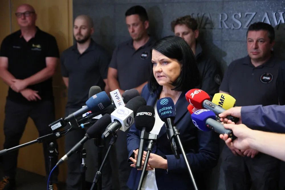 zdjęcie: Medycy z ZPHM lecą na Węgry; ocenią stan poszkodowanych w wypadku autokaru i zdecydują o ich transporcie / Warszawa, 16.08.2026. Podsekretarz Stanu w Ministerstwie Zdrowia Katarzyna Kacperczyk (C) podczas konferencji w 1. Bazie Lotnictwa Transportowego w Warszawie, 16 bm. Konferencja dotyczyła lotu samolotu specjalnego z przedstawicielami MSZ i służb medycznych na Węgry w związku z wypadkiem polskiego autokaru na autostradzie M3. W wyniku wypadku zginęło 12 pasażerów, siedmioro kolejnych jest w stanie bardzo ciężkim i przebywa w szpitalach na Węgrzech. Autokarem wracała z Bośni i Hercegowiny pielgrzy