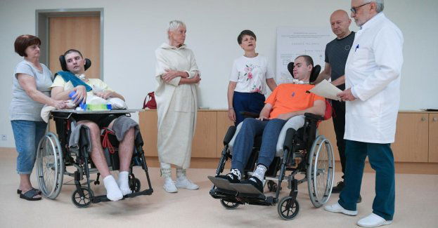 30-latek, który był w śpiączce prawie 1,5 roku opuszcza klinikę "Budzik"