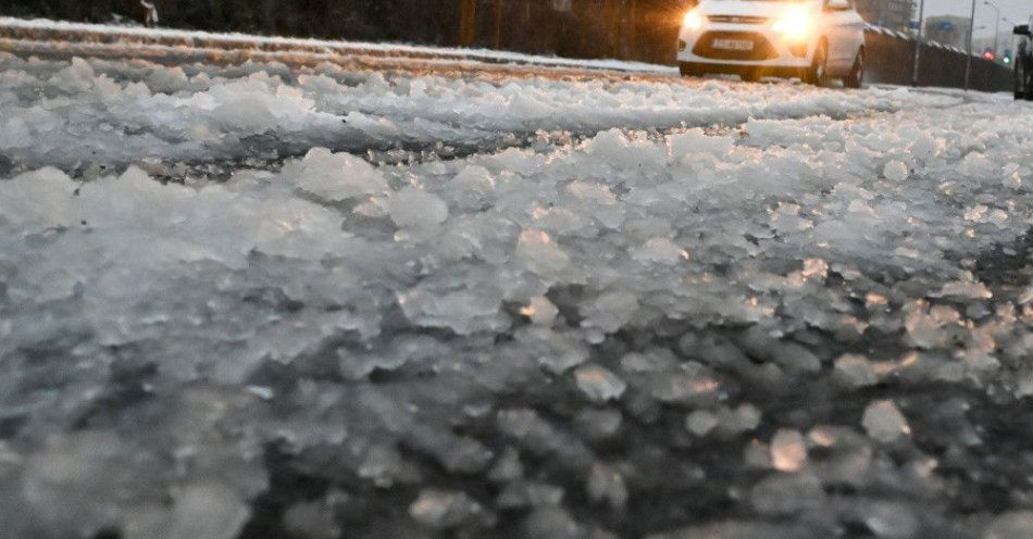 zdjęcie: W weekend początek trudnych warunków na drogach – gołoledź, przymrozki i pierwszy śnieg / Szczecin, 03.02.2023. Trudne warunki drogowe w Szczecinie, 3 bm. Generalna Dyrekcja Dróg Krajowych i Autostrad ostrzega przed opadami śniegu i śniegu z deszczem oraz deszczu, a także przed błotem pośniegowym, które mogą utrudniać jazdę w znacznej części kraju. (mr) PAP/Marcin Bielecki