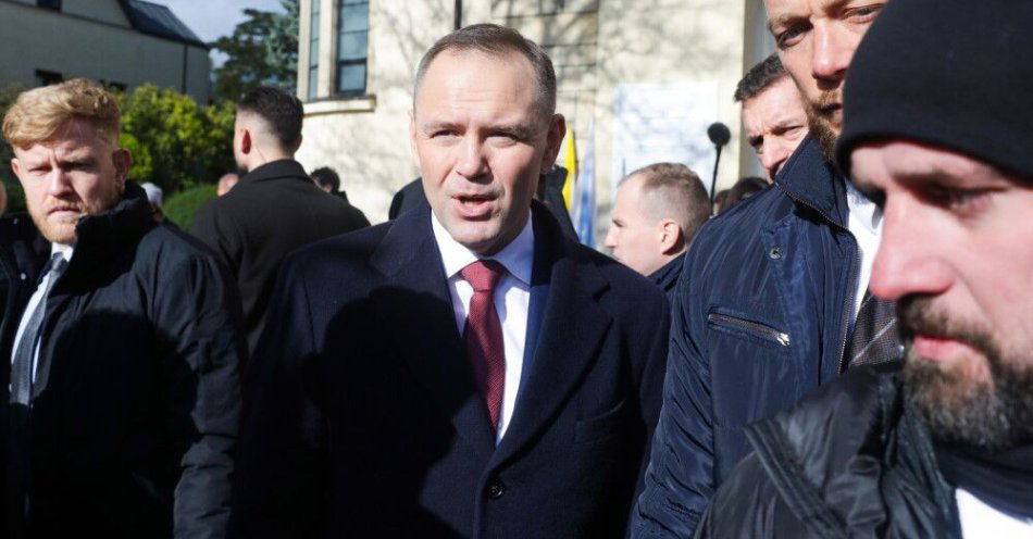 zdjęcie: Prezydent złożył wieniec na grobie bł. ks. Jerzego Popiełuszki / Warszawa, 19.10.2025. Prezydent RP Karol Nawrocki (C) przed kościołem Św. Stanisława Kostki na Warszawskim Żoliborzu po zakończeniu mszy świętej w Narodowym Dniu Pamięci Duchownych Niezłomnych i w 41. rocznicę męczeńskiej śmierci bł. ks. Jerzego Popiełuszki, 19 bm. (jm) PAP/Tomasz Gzell
