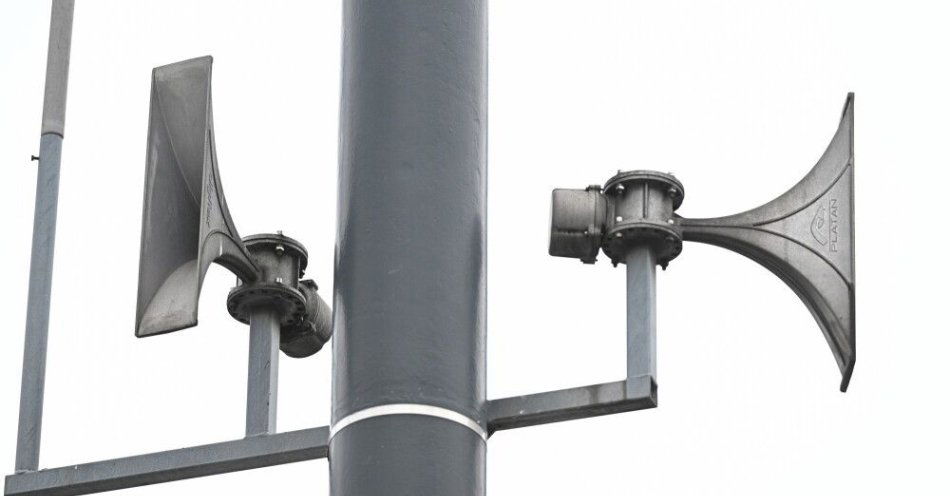 zdjęcie: Gawkowski: sprawa użycia syren alarmowych w Lubartowie będzie analizowana / Warszawa, 30.09.2025. Syrena alarmowa w centrum Warszawy, 30 bm. W stolicy trwają testy zmodernizowanych punktów alarmowych systemu SAOL (System Alarmowania i Ostrzegania Ludności). (amb) PAP/Radek Pietruszka