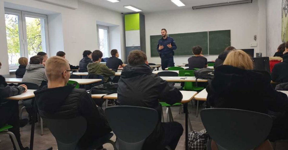 zdjęcie: Zostań jednym z nas Policjanci zachęcają młodzież do służby / fot. KMP w Łodzi