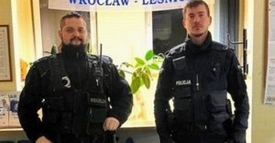 zdjęcie: Policjanci wyprowadzili poszkodowaną z mieszkania, w którym wybuchł pożar / fot. KMP w Wrocławiu