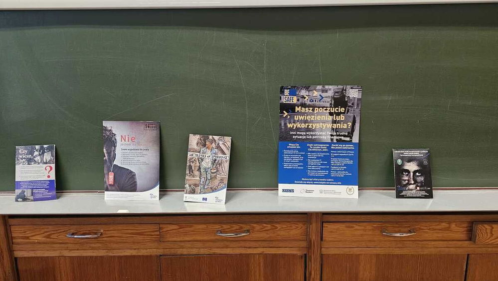 zdjęcie: Wschowski policjant przestrzega przed handlem ludźmi i cyberzagrożeniami / fot. KPP Wschowa