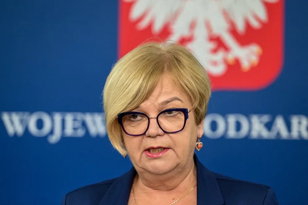 zdjęcie: MSWiA: wojewoda podkarpacka zwołała sztab kryzysowy w związku z wypadkiem polskiego autokaru na Węgrzech / Rzeszów, 15.10.2025. Wojewoda podkarpacka Teresa Kubas-Hul na briefingu prasowym w siedzibie Urzędu Wojewódzkiego w Rzeszowie, 15 bm. Temat spotkania: podejrzenie gruźlicy u żubra padłego w zagrodzie pokazowej w Mucznem w powiecie bieszczadzkim. (amb) PAP/Darek Delmanowicz