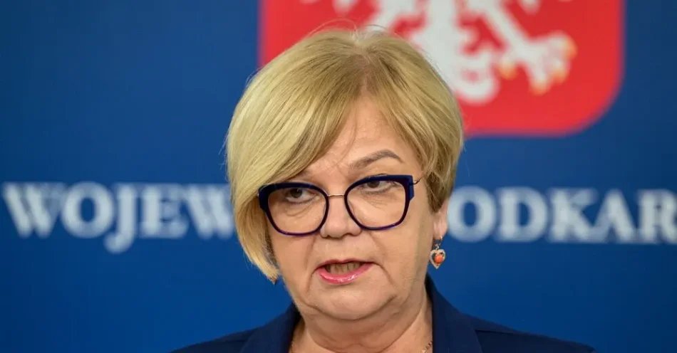 zdjęcie: MSWiA: wojewoda podkarpacka zwołała sztab kryzysowy w związku z wypadkiem polskiego autokaru na Węgrzech / Rzeszów, 15.10.2025. Wojewoda podkarpacka Teresa Kubas-Hul na briefingu prasowym w siedzibie Urzędu Wojewódzkiego w Rzeszowie, 15 bm. Temat spotkania: podejrzenie gruźlicy u żubra padłego w zagrodzie pokazowej w Mucznem w powiecie bieszczadzkim. (amb) PAP/Darek Delmanowicz