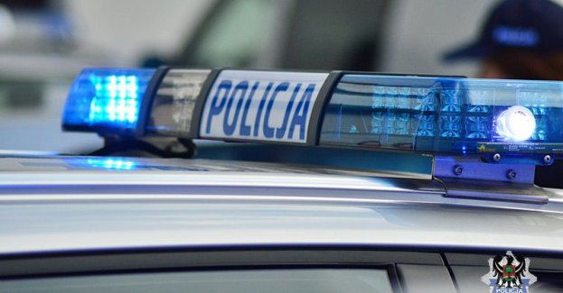 Pamiętajmy, że mamy obowiązek ułatwić przejazd pojazdu uprzywilejowanego, a także stosować się poleceń wydawanych przez policjantów podczas wypadku dr