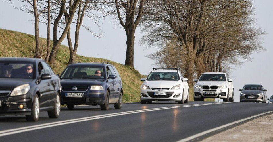 zdjęcie: Polacy na święta i sylwestra wyjeżdżają w Sudety, do Małopolski i nad Bałtyk / Zakopane, 01.04.2024. Utrudnienia drogowe w okolicy Zakopanego, 1 bm. Tysiące turystów wraca po pobycie wielkanocnym na Podhalu do domów. Na trasie z Zakopanego w kierunku Krakowa tworzy się kolejka samochodów. (aldg) PAP/Grzegorz Momot