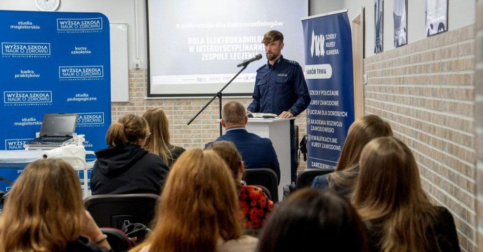 zdjęcie: Komisarz wyjaśnia procedurę Niebieskiej Karty na konferencji / fot. KWP w Bydgoszczy