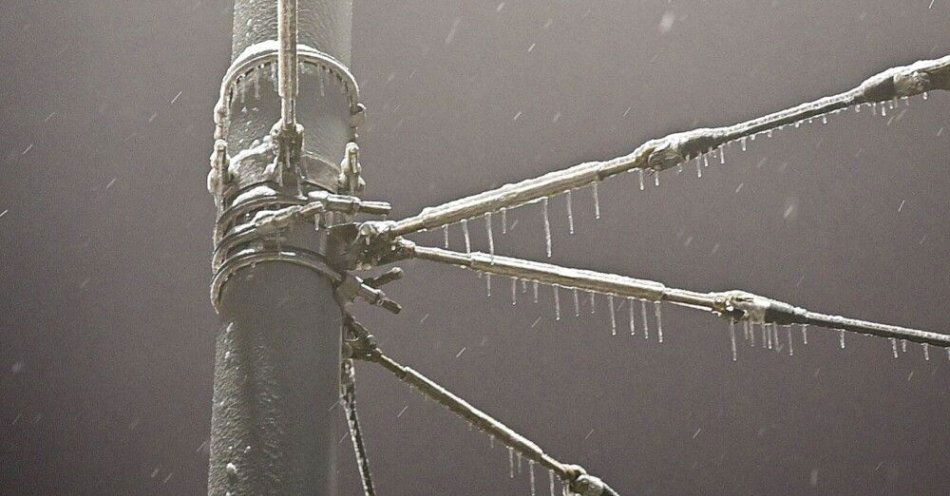 zdjęcie: Synoptyk IMGW: najbliższe noce bardzo mroźne; temperatury do minus 27 st. C / Szczecin, 27.01.2026. Oblodzone kalble sieci trakcyjnej tramwajów w Szczecinie, 27 bm. Oblodzona sieć trakcyjna jest powodem zupełnego wstrzymania ruchu tramwajowego w całym mieście. Pasażerowie od ponad doby muszą korzystać z komunikacji zastępczej. Nadal nie wiadomo, kiedy tramwaje wyruszą na swoje trasy. (jm) PAP/Marcin Bielecki ***Do tego materiału zdjęciowego dostępna jest również depesza w systemie CSI, pt.: Szczecin/ Tramwaje nadal nie kursują, uruchomiono sześć autobusowych linii zastępc