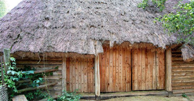 Zabytkowa chałupa kolidująca z węzłem na zakopiance trafi do skansenu