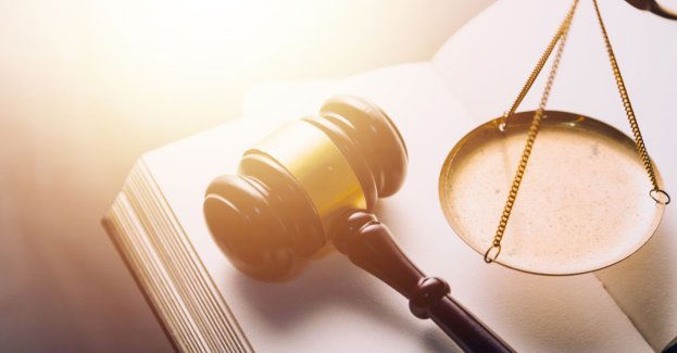 Odwołano ogłoszenie wyroku ws. b. nauczyciela oskarżonego m.in. o prezentowanie pornografii nieletnim