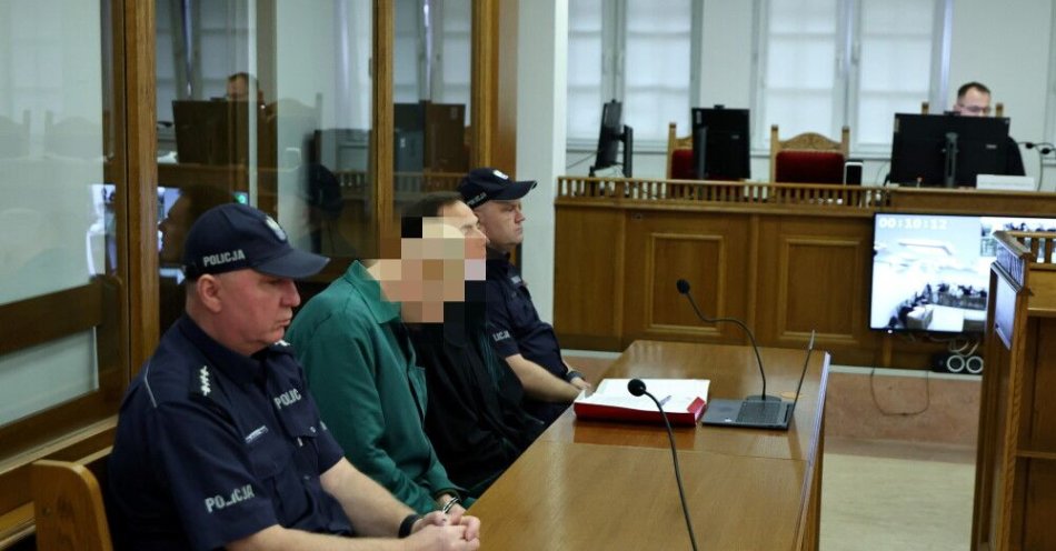 zdjęcie: Rozpoczął się proces Piotra G. w sprawie gwałtów i znęcania się nad córką / Kościerzyna, 24.10.2025. Oskarżony Piotr G. (2L) na sali Sądu Okręgowego w Kościerzynie, 24 bm. Rozpoczął się proces Piotra G., oskarżonego o znęcanie się nad swoją córką Pauliną. To odrębne postępowanie od głównego procesu toczącego się przed Sądem Okręgowym w Gdańsku, dotyczącego zabójstw noworodków w Czernikach na Kaszubach. Odrębne prowadzenie tych spraw wynika z faktu, że Paulina G. była w ocenie prokuratora zarówno współsprawcą, jak i ofiarą działań Piotra G. (ad) PAP/Adam Warżawa
***UWAGA