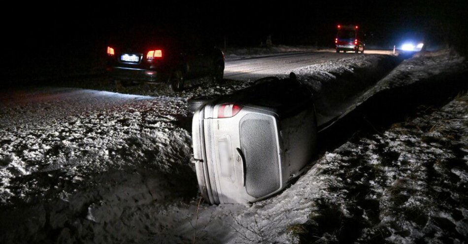 zdjęcie: Warmińsko-mazurskie: niektóre drogi wojewódzkie nieprzejezdne / Narusa, 30.12.2025. Samochód osobowy w rowie przy drodze wojewódzkiej nr 504 w okolicy miejscowości Narusa, 30 bm. Trwa ostry atak zimy w woj. warmińsko-mazurskim. Auta stoją w zaspach, ciężarówki blokują m.in. drogę S7 między Ostródą a Olsztynkiem. Elbląg i Frombork walczą ze skutkami cofki. (sko) PAP/Andrzej Jackowski