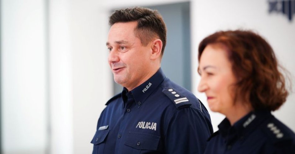 zdjęcie: Przedszkolaki tworzyły świąteczne ozdoby w komendzie / fot. KPP Opatów Uczestnicy warsztatów